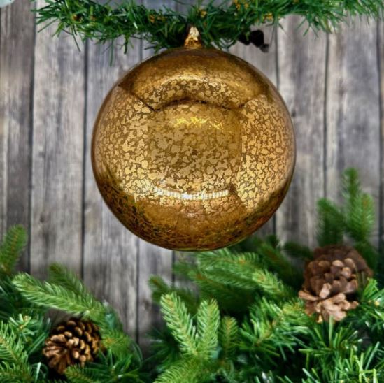 Add a touch of warmth to your holiday decor with our 150mm Hand Blown Top Mercury Glass Ornament in Copper. This exquisite ornament features a beautiful hand-blown design with a rich copper finish that reflects light beautifully, creating a warm and inviting glow.