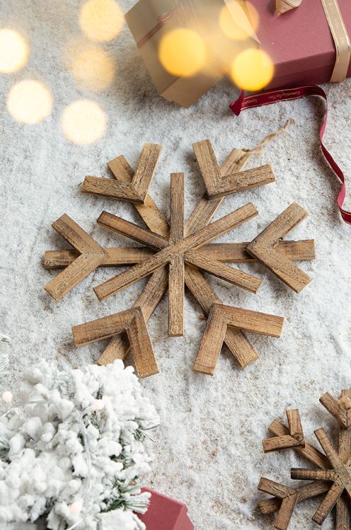 Make the most of your Christmas tree decorating with a snowflake ornament. This ornament is made from strong fir wood and adds nice color to your decor arrangement.