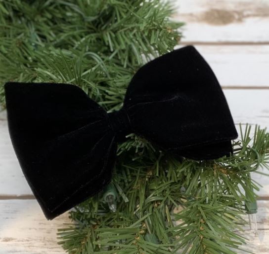 Add a touch of elegance to your decor with our 6" Black Velvet Bow with Clip. This luxurious bow features a soft, rich velvet texture that adds sophistication to any arrangement.