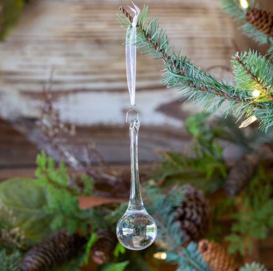 Inspired by the mystical allure of Aurora Borealis, swirls of iridescent hued glass icicles and baubles adorn glistening snowy blue spruce trees and garlands. With just the right touch of ethereal pink in delicate glass ornaments, this theme captures the wonder of Mother Nature's ethereal beauty.