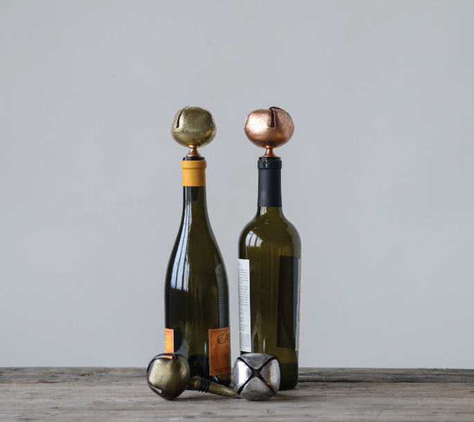 Crafted from durable metal, this practical and stylish stopper comes in four vibrant colors, each adorned with a cheerful bell that jingles with every movement. Perfect for sealing your favorite wines or spirits while adding a bit of holiday cheer to your gatherings. The jingle bell not only adds a playful element but also makes it easy to find your bottle amidst the festivities. Elevate your entertaining with this delightful and functional accessory.
