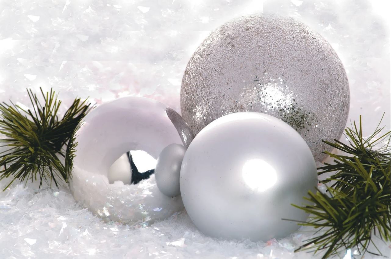 This stunning ornament features a smooth, reflective surface that beautifully captures and reflects light, creating a dazzling effect on your Christmas tree. Its perfect size makes it versatile for layering with other decorations or as a charming standalone piece. Ideal for both traditional and modern styles, this shiny silver ornament brings a festive sparkle to your home, making it a delightful addition to your holiday collection!