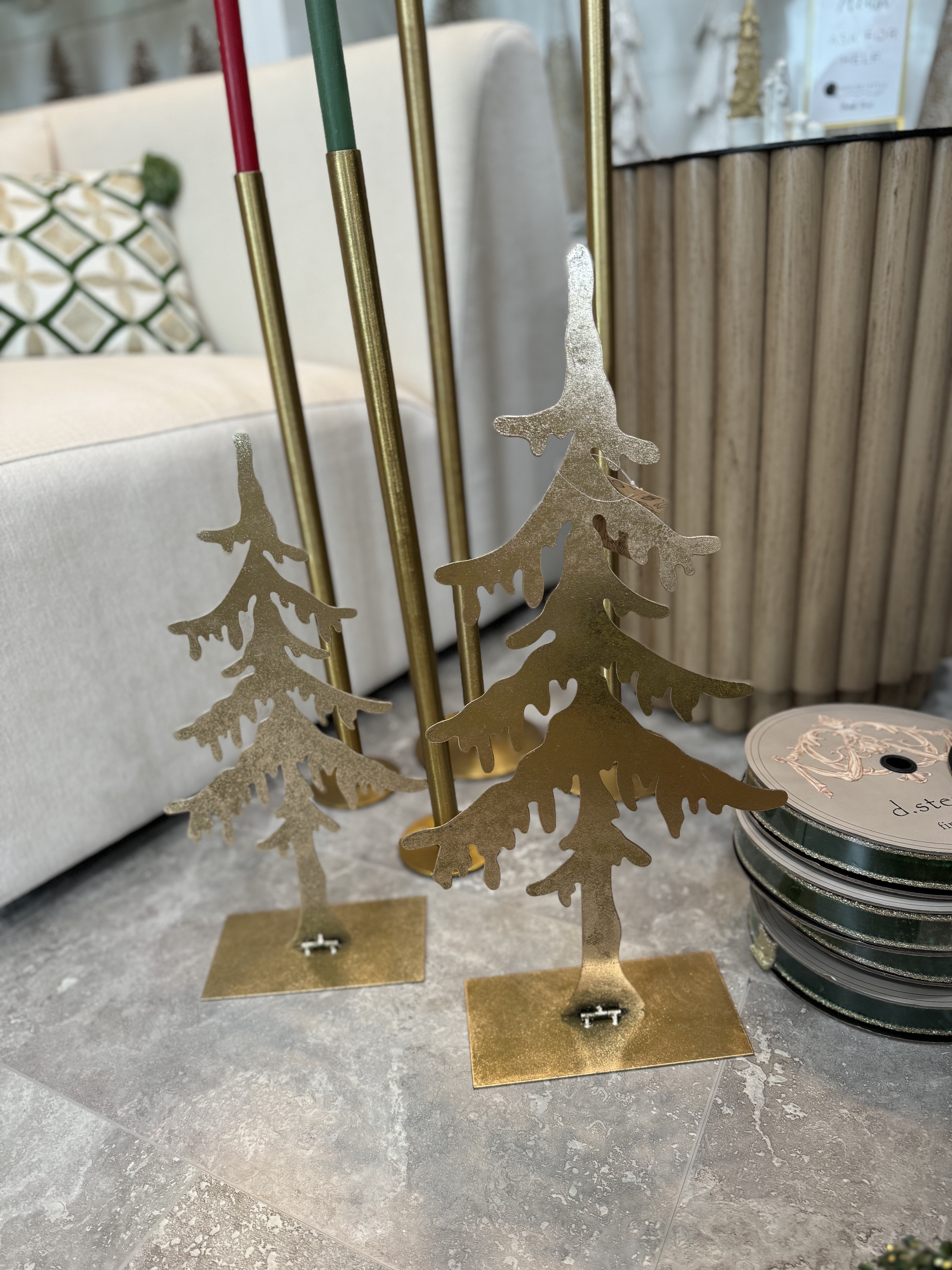  This elegant piece features a contemporary design crafted from durable iron, making it a standout addition to your festive displays. The beautiful gold finish adds a touch of sophistication, perfectly complementing a variety of decor styles, from traditional to modern. 